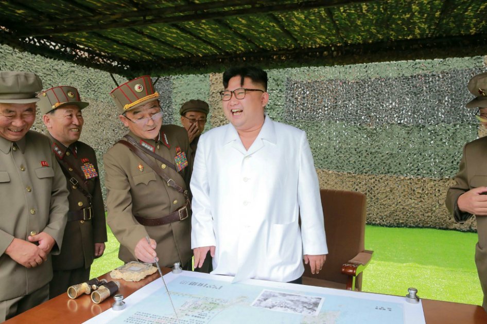 El líder máximo de Corea del Norte, Kim Jong-un, durante una muestra de misiles balísticos en una locación sin identificar en el país. / AFP