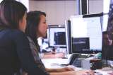 Ofrecen 20 becas para formar a mujeres en programación. Le contamos cómo aplicar
