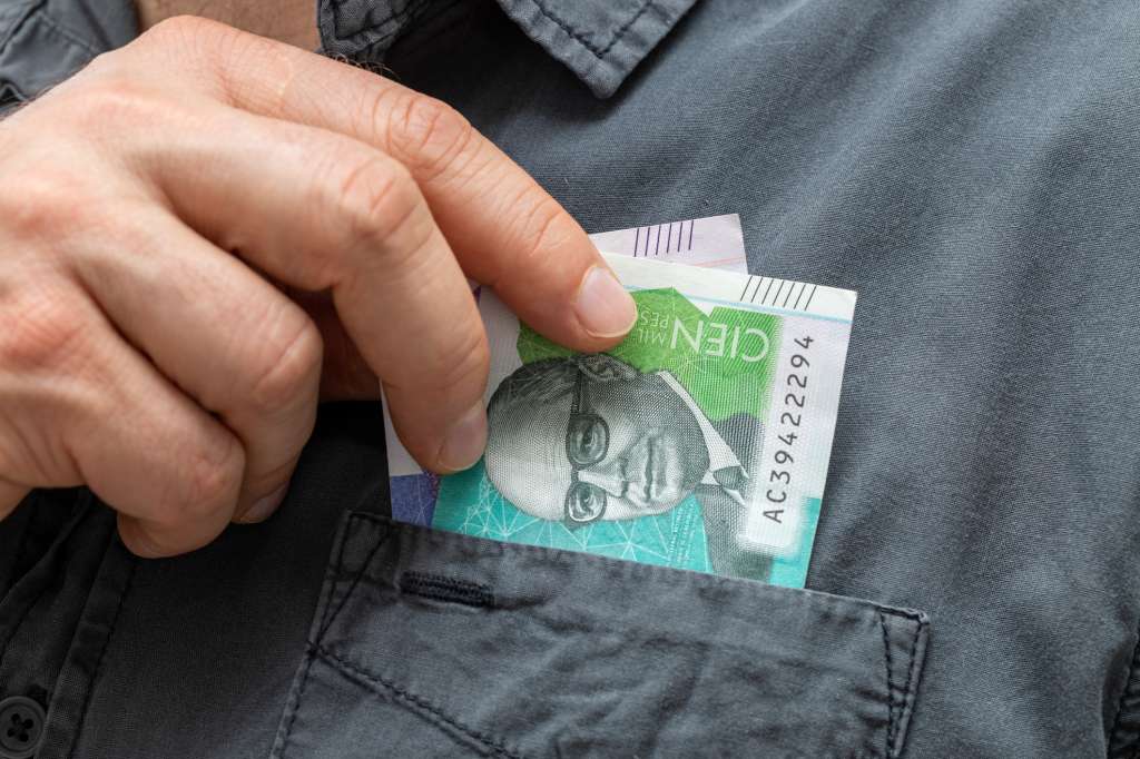Imágenes de billetes de pesos colombianos.