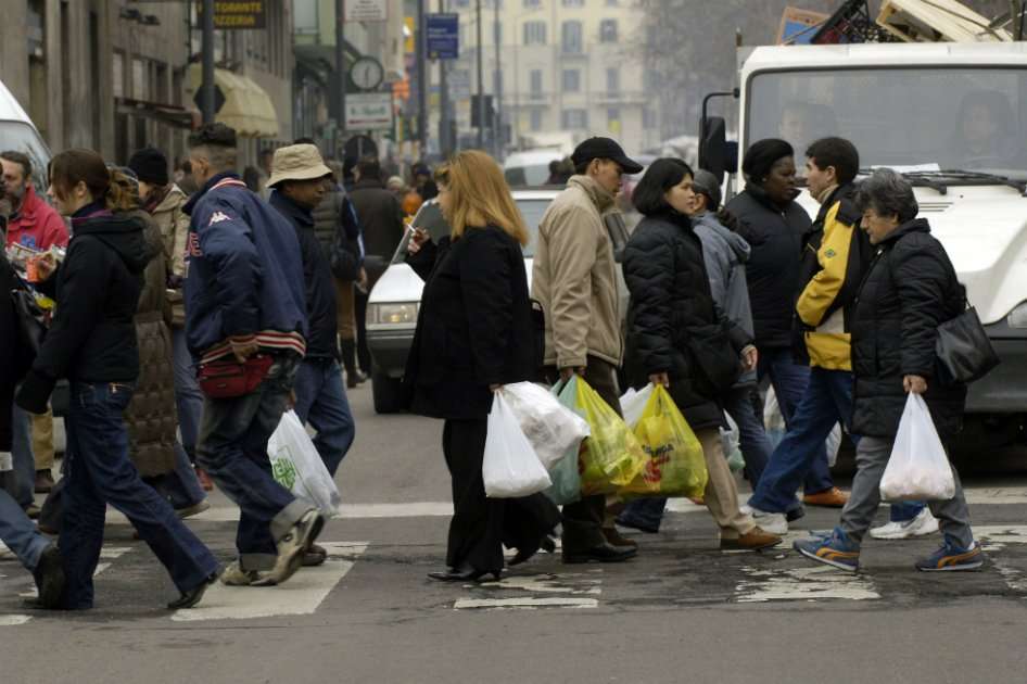 Los consumidores en la Unión Europea se mantienen en aumento ahora se cede el desempleo. / Bloomberg News