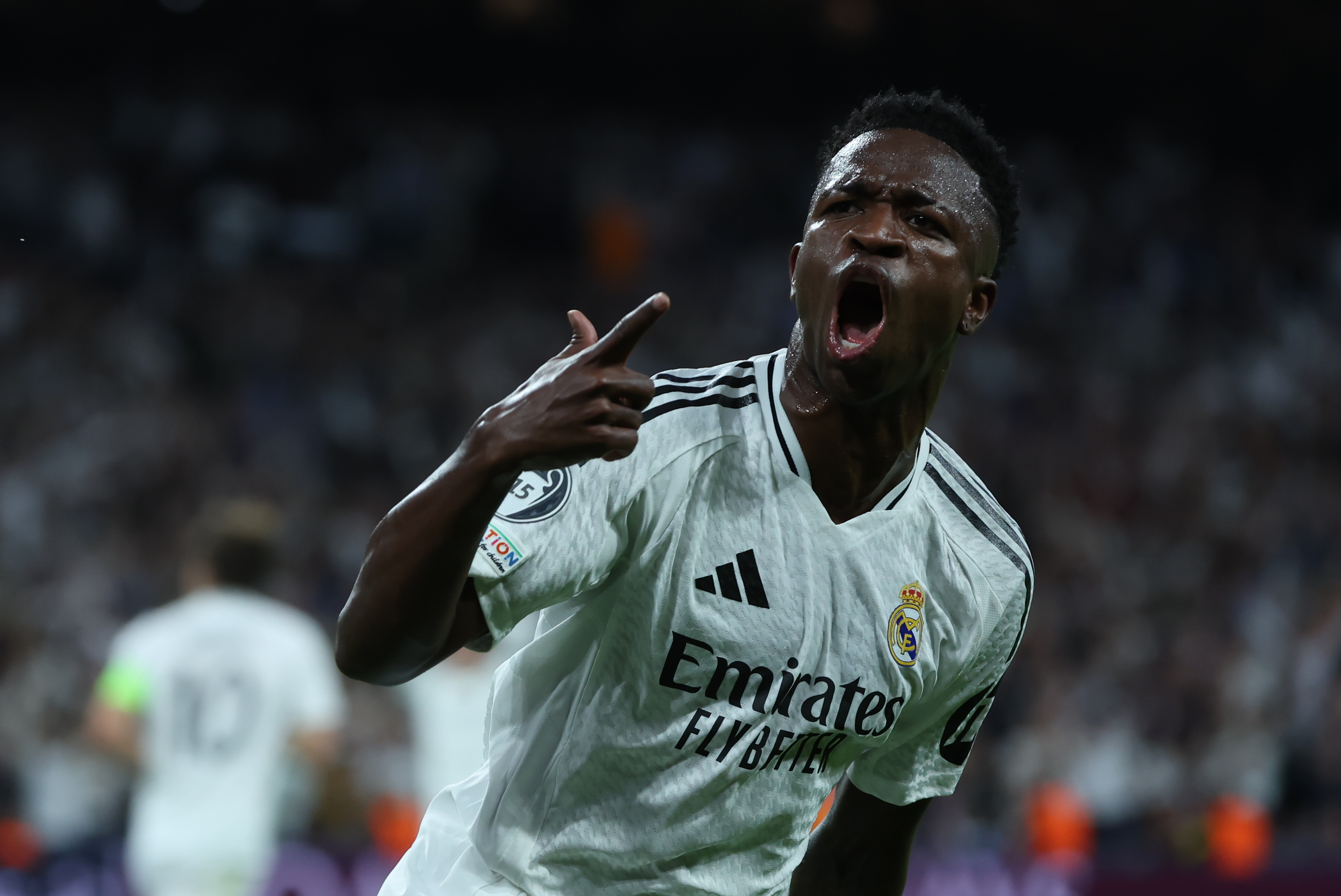 MADRID, 22/10/2024.- El delantero brasileño del Real Madrid Vinicius Jr. celebra su gol, segundo del equipo blanco, durante el encuentro correspondiente a la fase regular de la Liga de Campeones entre Real Madrid y Borussia Dortmund, este martes en el estadio Santiago Bernabéu, en Madrid. EFE/ Kiko Huesca