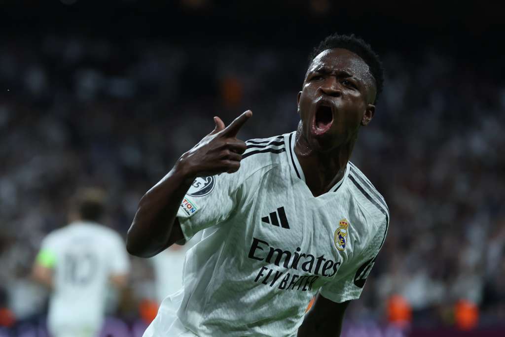 MADRID, 22/10/2024.- El delantero brasileño del Real Madrid Vinicius Jr. celebra su gol, segundo del equipo blanco, durante el encuentro correspondiente a la fase regular de la Liga de Campeones entre Real Madrid y Borussia Dortmund, este martes en el estadio Santiago Bernabéu, en Madrid. EFE/ Kiko Huesca