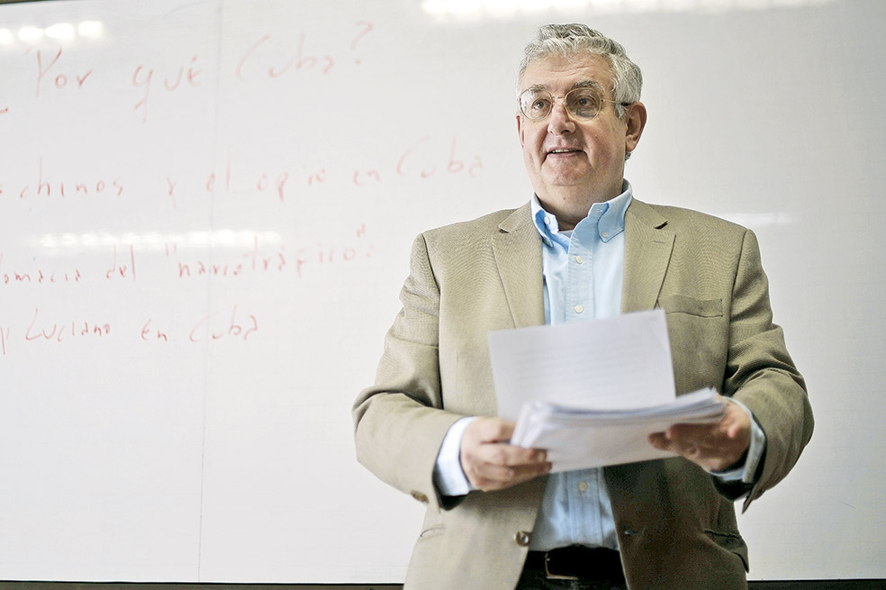 El profesor Eduardo Sáenz Rovner habló para El Espectador sobre las apologías y excusas que aún circulan en el país respecto a las causas y los orígenes del narcotráfico. / Gustavo Torrijos - El Espectador