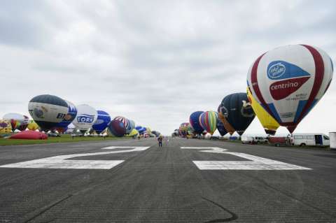 Imágenes: nuevo récord mundial de despegue de globos aerostáticos en línea