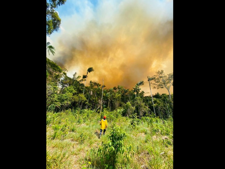 El Cuerpo de Bomberos de La Macarena cuenta con diez voluntarios, a quienes se les han sumado otros habitantes de la zona para detener los incendios.
