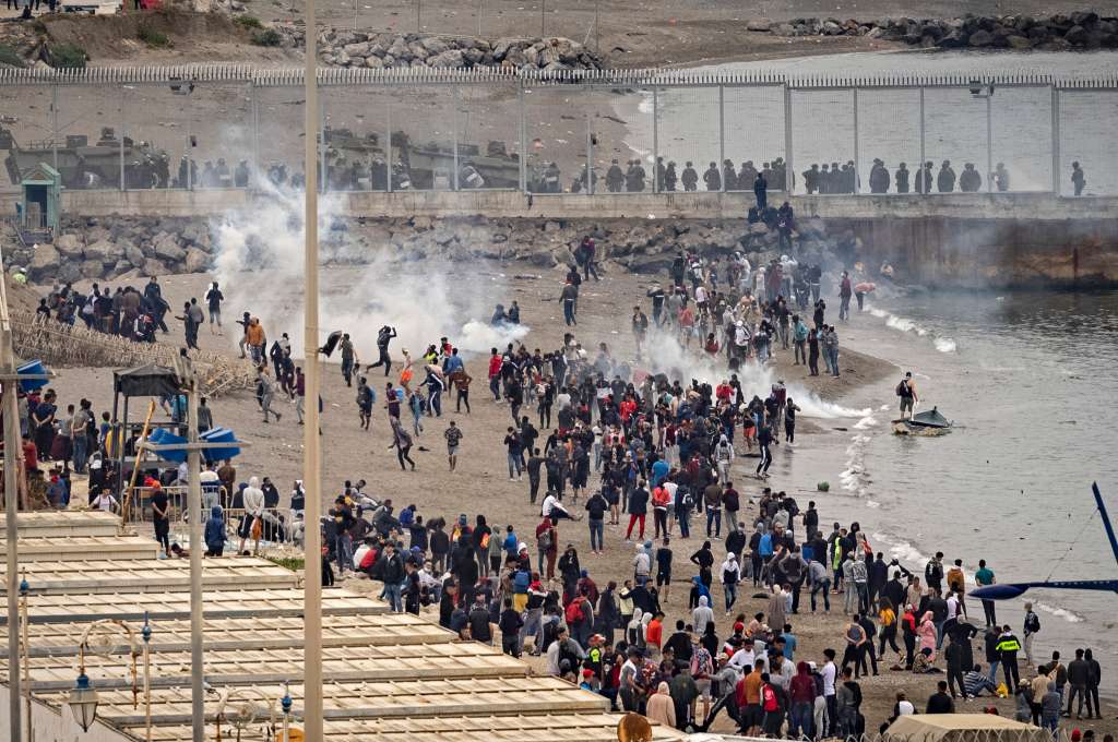 Ante esta marea humana de migrantes, el ministro de Interior explicó que reforzará con 200 nuevos efectivos a los más de 1.100 agentes de la policía y la Guardia Civil que trabajan en el control de la frontera terrestre con Marruecos.