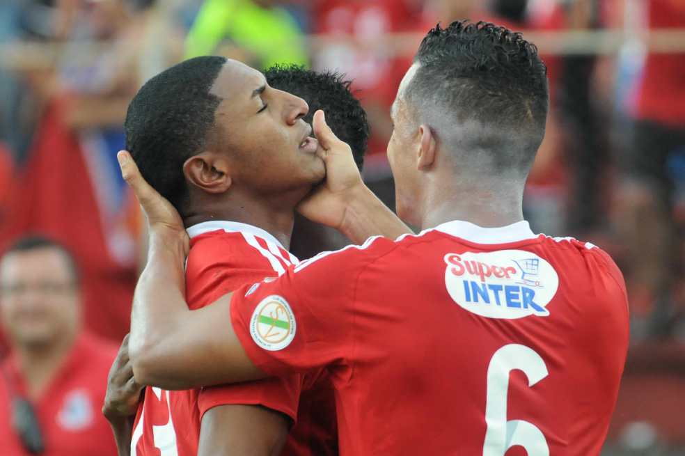  Los jugadores de América celebran su ascenso a la primera división del fútbol colombiano. / Cortesía “El País”