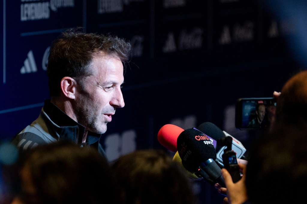 AME5936. MONTERREY (MÉXICO), 16/01/2026.- El exfutbolista Italiano Alessandro Del Piero habla con periodistas este viernes, previo al partido entre las leyendas de la FIFA y las leyendas de México en Monterrey (México). EFE/ Miguel Sierra