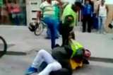 Pelea entre policías y un mototaxista en Palmira quedó registrada en video