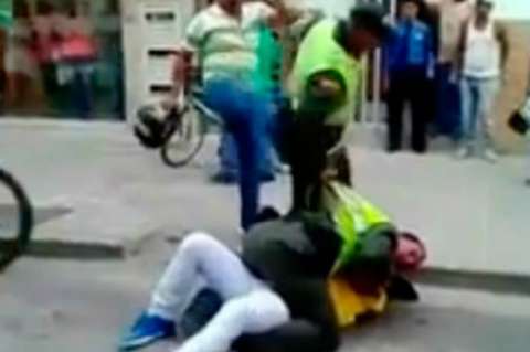 Pelea entre policías y un mototaxista en Palmira quedó registrada en video