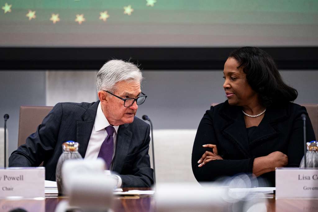 El presidente de la Reserva Federal, Jerome Powell, y la gobernadora Lisa Cook durante una reunión de la Junta de la Reserva Federal.