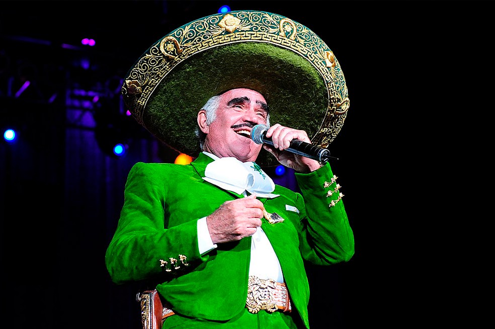 Como un hombre sencillo, generoso, impecable y alegre, así recuerdan los famosos a Vicente Fernández.