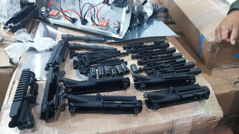 Una segunda ronda de hallazgos de armas en el aeropuerto El Dorado.