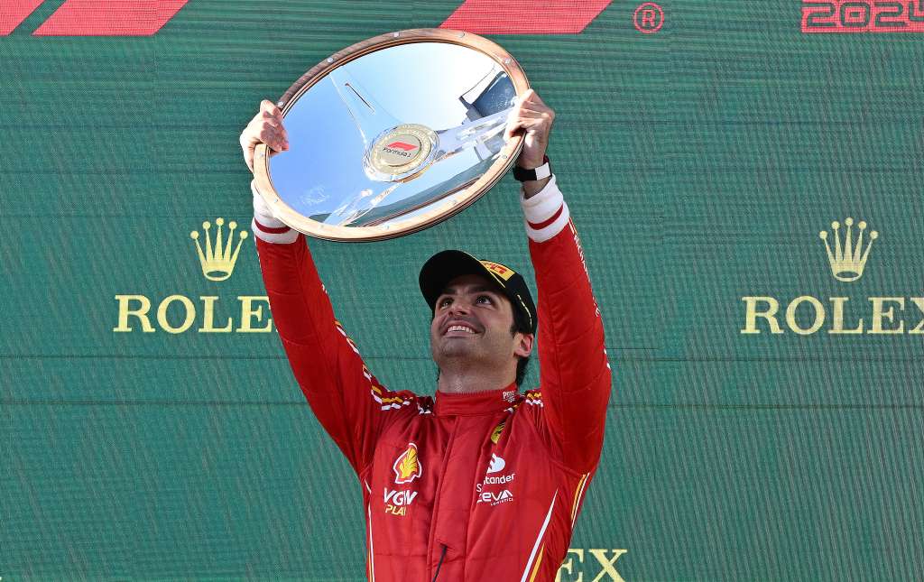 Melbourne (Australia), 24/03/2024.- Carlos Sainz of Ferrari celebrates on the podium after winning the Australian Grand Prix 2024 at Albert Park Circuit in Melbourne, Australia 24 March 2024. (Fórmula Uno) EFE/EPA/JOEL CARRETT AUSTRALIA AND NEW ZEALAND OUT