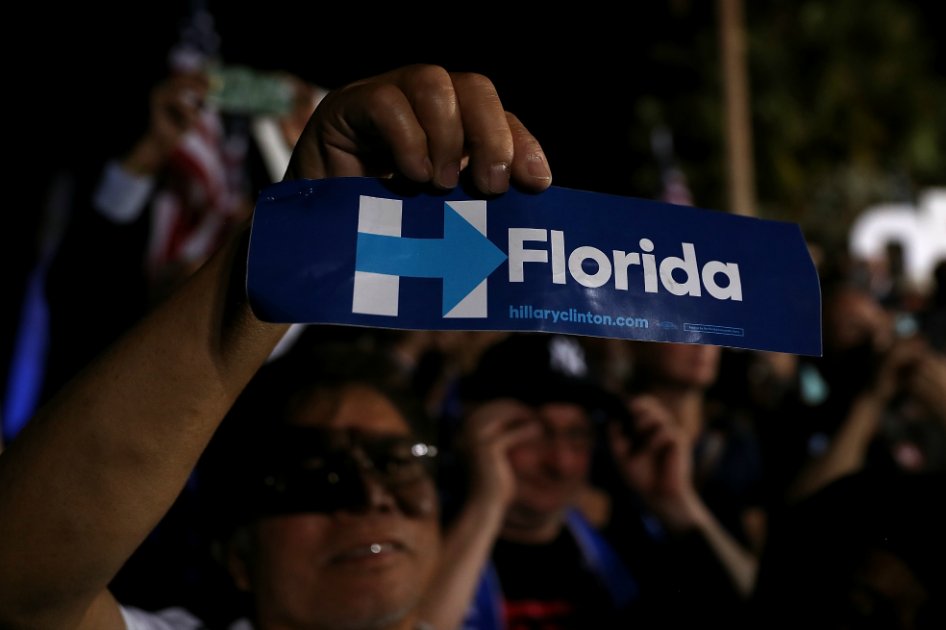 Un seguidor de Hillary Clinton muestra un sticker durante el mitin de la candidata demócrata en Fort Lauderdale, Florida, esta semana. / AFP