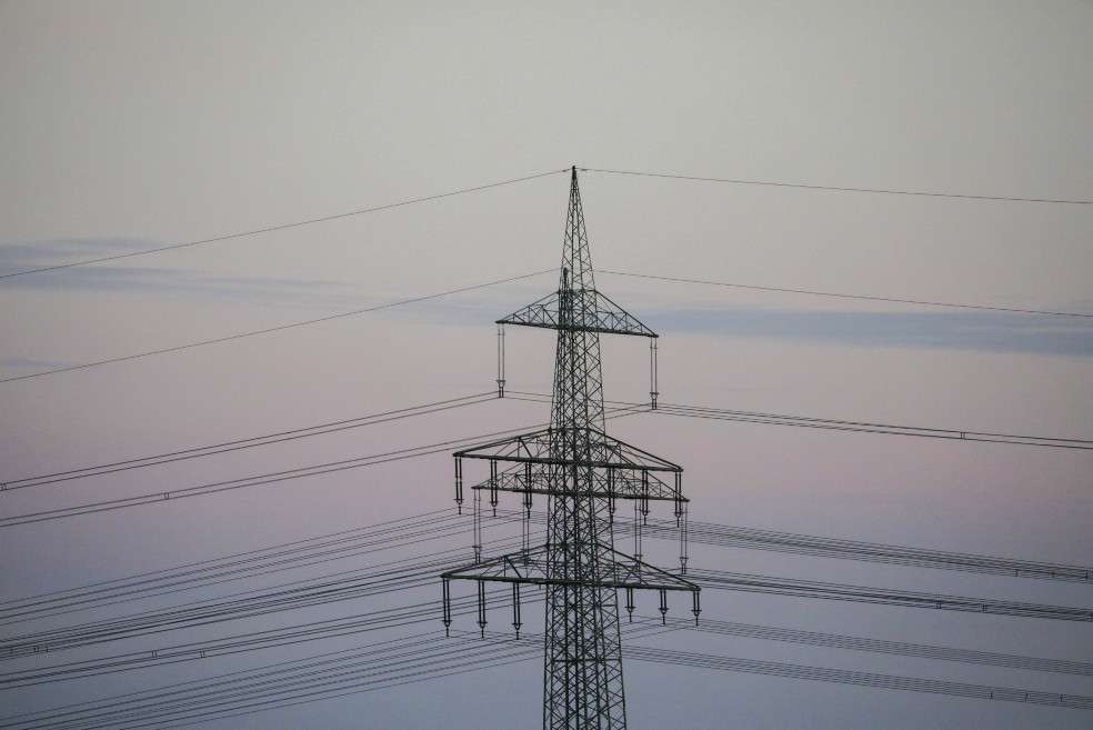 Muchos colombianos siguen en penumbras por falta de electricidad.
