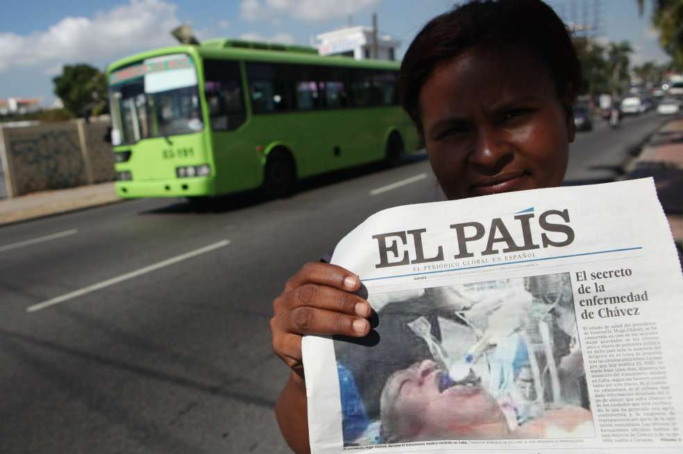 Una voceadora de prensa vende un ejemplar del periódico español ‘El País’ en República Dominicana. / EFE