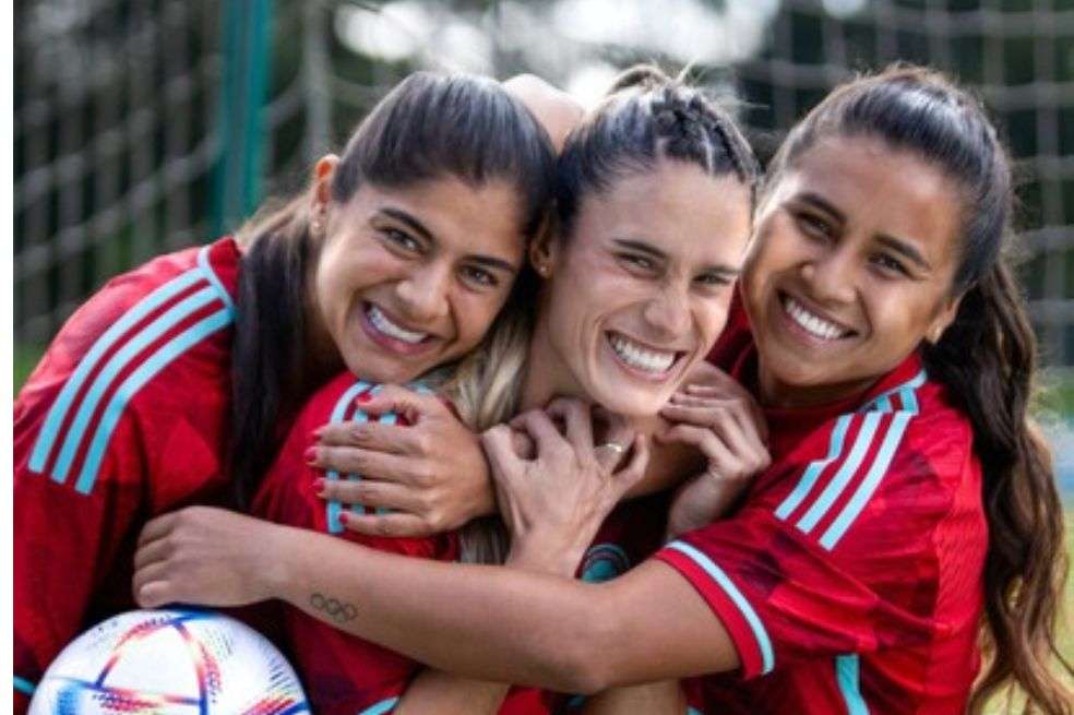 Las jugadoras de la Selección de Colombia de mayores fueron protagonistas del estreno del nuevo combinado alternativo que vestirán todos los seleccionados. //FCF