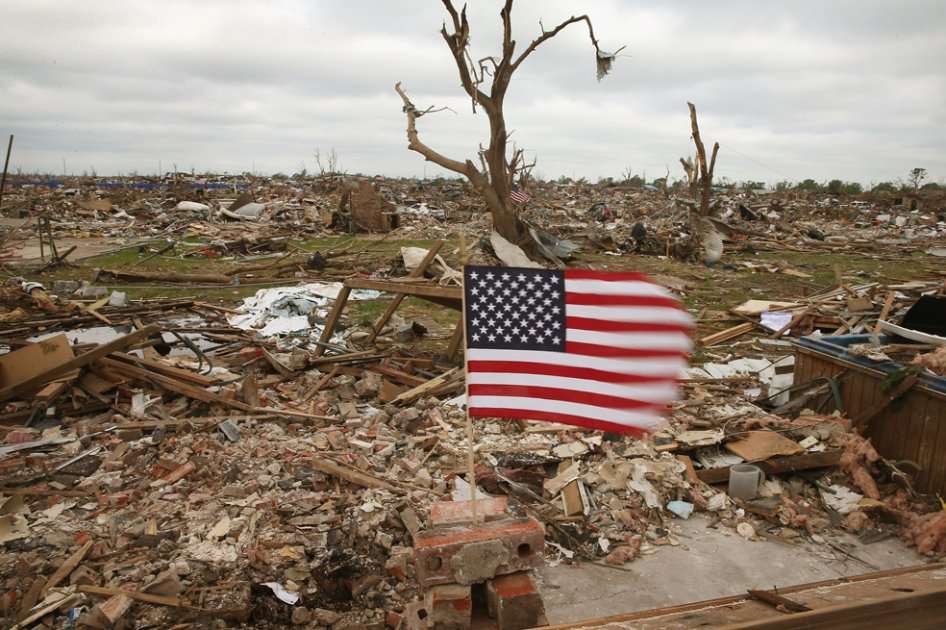 Foto de archivo del tornado que azotó la zona hace unos días y que alcanzó la categoría más alta arrasando a unos 27 kilómetros a las afueras de Oklahoma City./ AFP