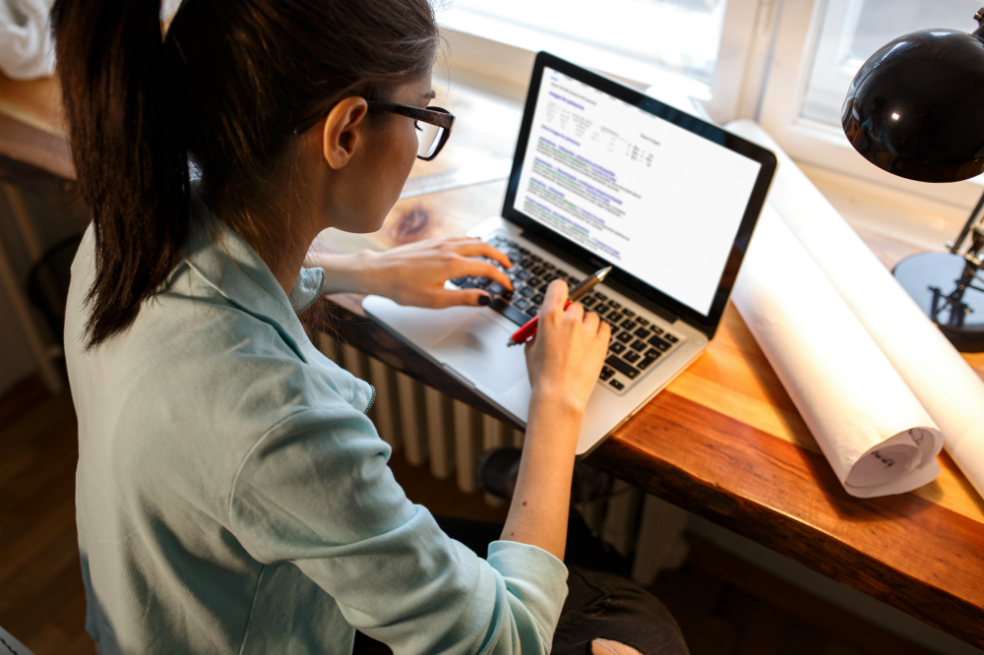 54,4% de los egresados del país son mujeres, especialmente en áreas administrativas, educativas y de contaduría. / Foto: iStock