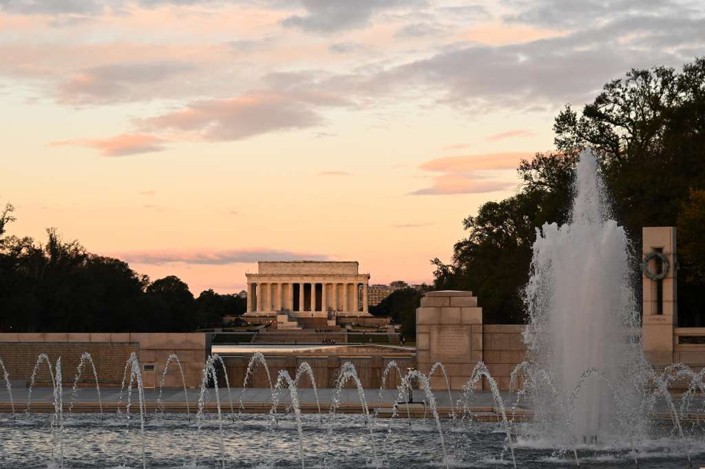 Washington (United States), 21/10/2025.- A general view of the Lincoln Memorial as seen from the World War II Memorial during sunrise in Washington, DC, USA, 20 October 2025. EFE/EPA/LUKAS COCH NO ARCHIVING AUSTRALIA AND NEW ZEALAND OUT