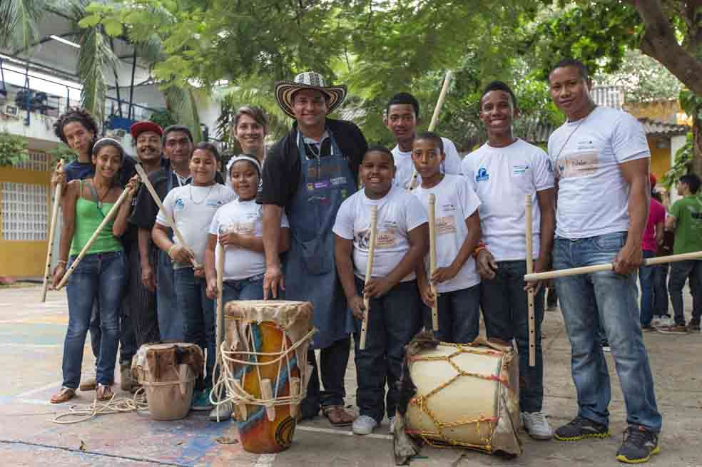Los niños y jóvenes aprecian el trabajo en el Centro de Reparación y Mantenimiento de Instrumentos Musicales./ Carlos Pineda