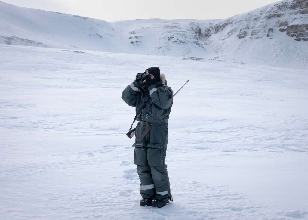 El ecologista noruego Ashild Onvik Pedersen, cargando un rifle en caso de un ataque de oso polar.