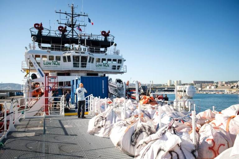 Más de 350 migrantes esperan un puerto tras ser rescatados en el Mediterráneo