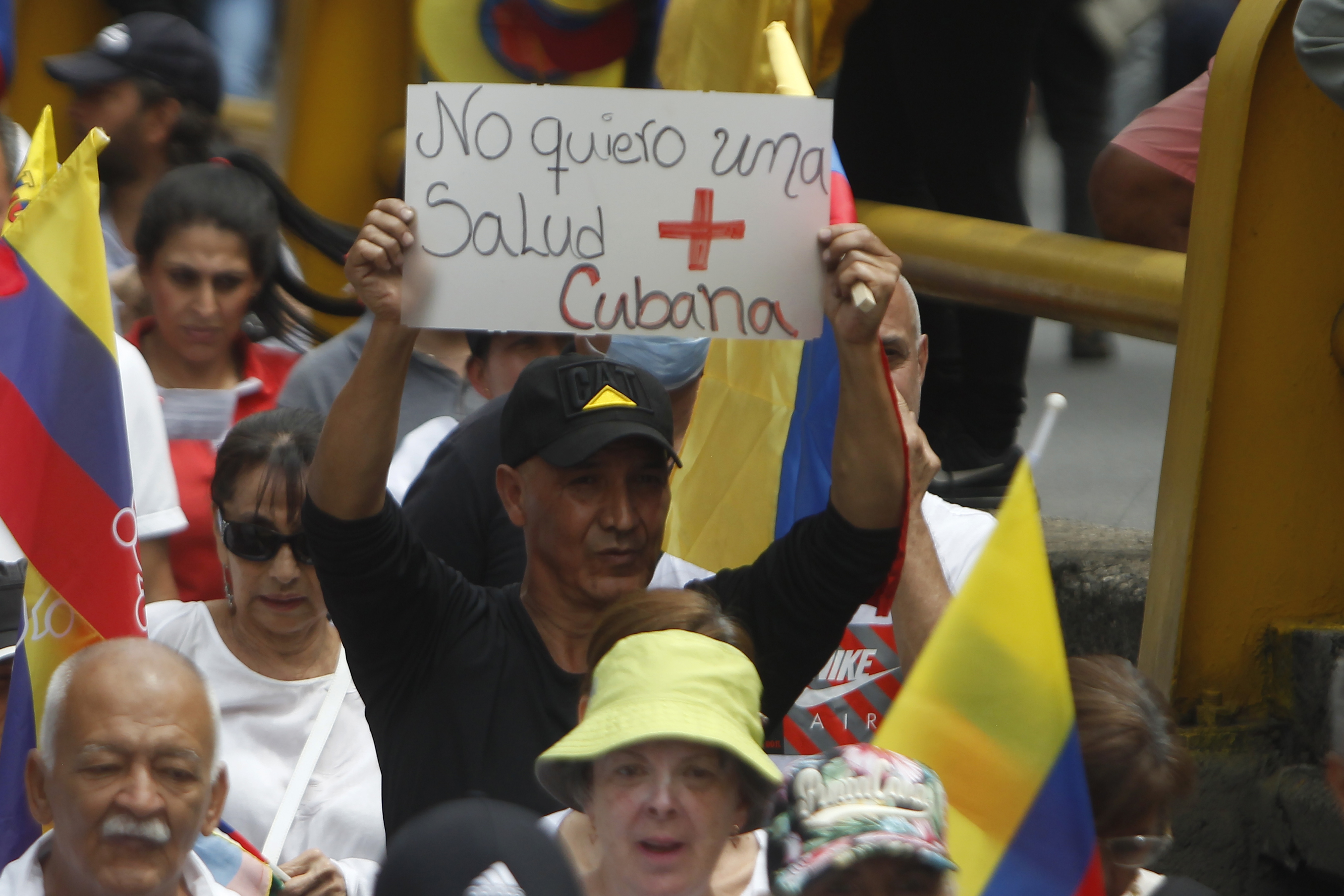 MED400 MEDELLÍN (COLOMBIA), 15/02/2023.- Miles de personas participan e una marcha contra las reformas del Gobierno del presidente colombiano Gustavo Petro, hoy en las calles de Medellín (Colombia). Miles de colombianos comenzaron a llenar este miércoles las calles de las principales ciudades del país para manifestar su rechazo a las reformas sociales que impulsa el Gobierno del presidente Gustavo Petro, como la de la salud que fue presentada el lunes. EFE/Luis Eduardo Noriega A