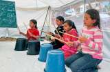 Niños desplazados en Gaza encuentran refugio en la música
