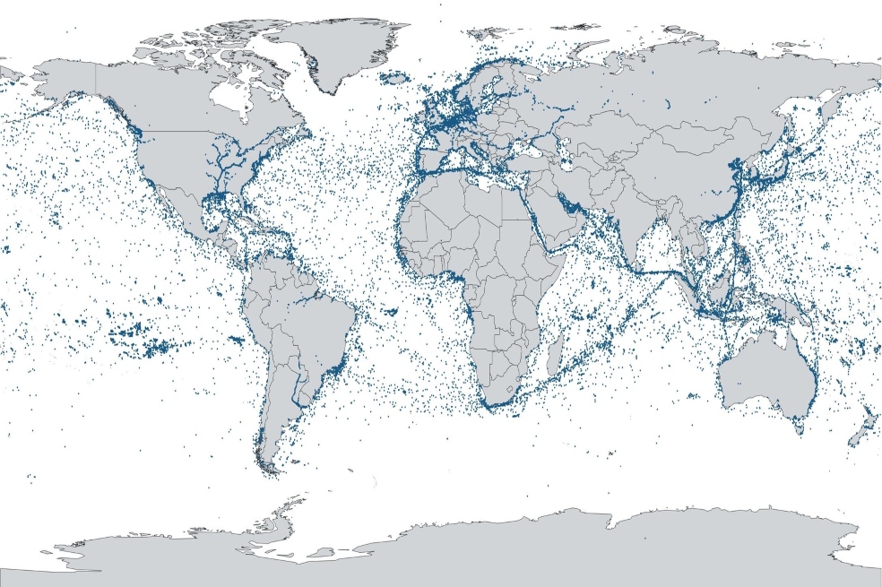Rutas marítimas dibujadas con señales de barcos procesadas en el espacio.