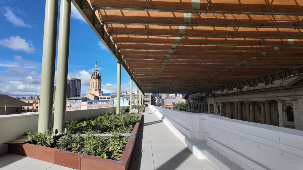 El Bronx Distrito Creativo se desarrolla en dos fases. En la primera se entregarán la plazoleta sobre la avenida Caracas, la Facultad de Medicina restaurada y espacios destinados a la circulación y comercialización de emprendimientos. Estos espacios también permitirán presentaciones de artes vivas, música, teatro y exposiciones.