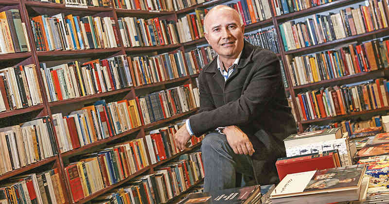 Octavio Escobar, quien le rinde un homenaje a Joseph Conrad en su más reciente novela, Mar de leva. / Cortesía