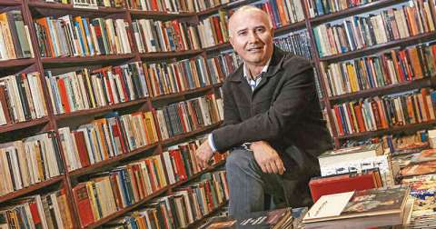 ‘Aunque la literatura es un arte, el libro es un objeto de mercado’: Octavio Escobar