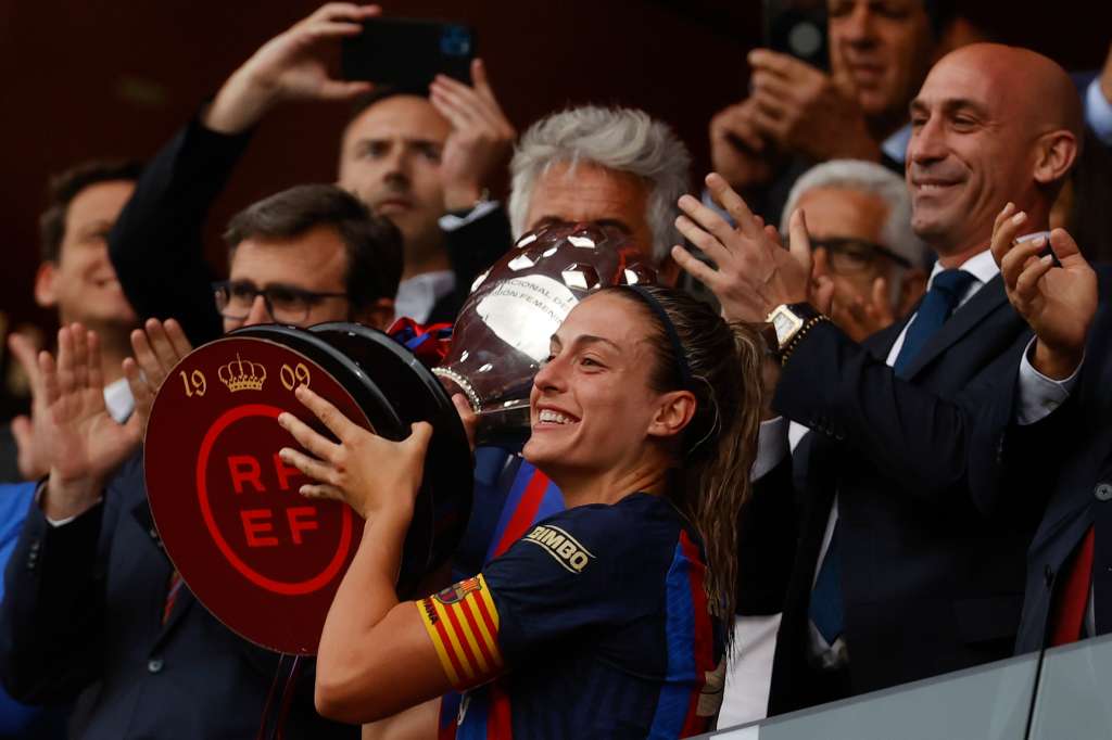-FOTODELDÍA- BARCELONA 30/04/2023.- La capitana del Barcelona Alexia Putellas (c) levanta la copa de campeonas de Liga F, frente a Luis Rubiales (d), presidente de la RFEF tras finalizar la jornada 27 de la Liga F que Barcelona y Sporting de Huelva disputan este domingo en el Estadi Johan Cruyff de la Ciudad Condal. EFE/ Toni Albir