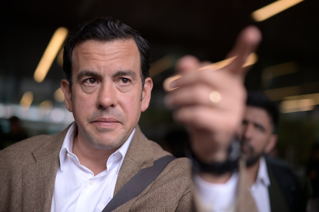 Ministro del Interior designado, durante el empalme con el gobierno saliente de Gustavo Petro