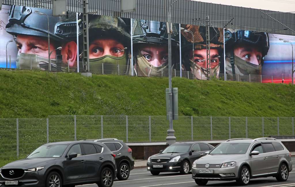 Moscow (Russian Federation), 18/07/2024.- A big screen on a building shows a Russian flag with portraits of Russian soldiers in Moscow, Russia, 18 July 2024. Russian troops entered Ukrainian territory in February 2022. (Rusia, Moscú) EFE/EPA/MAXIM SHIPENKOV