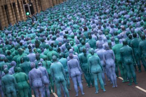 Así fue el ‘mar’ de desnudos de Spencer Tunick en Inglaterra