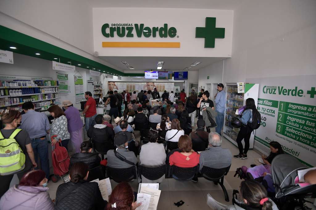 Fachada e instalaciones de esta droguería, una de las encargadas de la entrega de medicamentos de la EPS Sanitas.