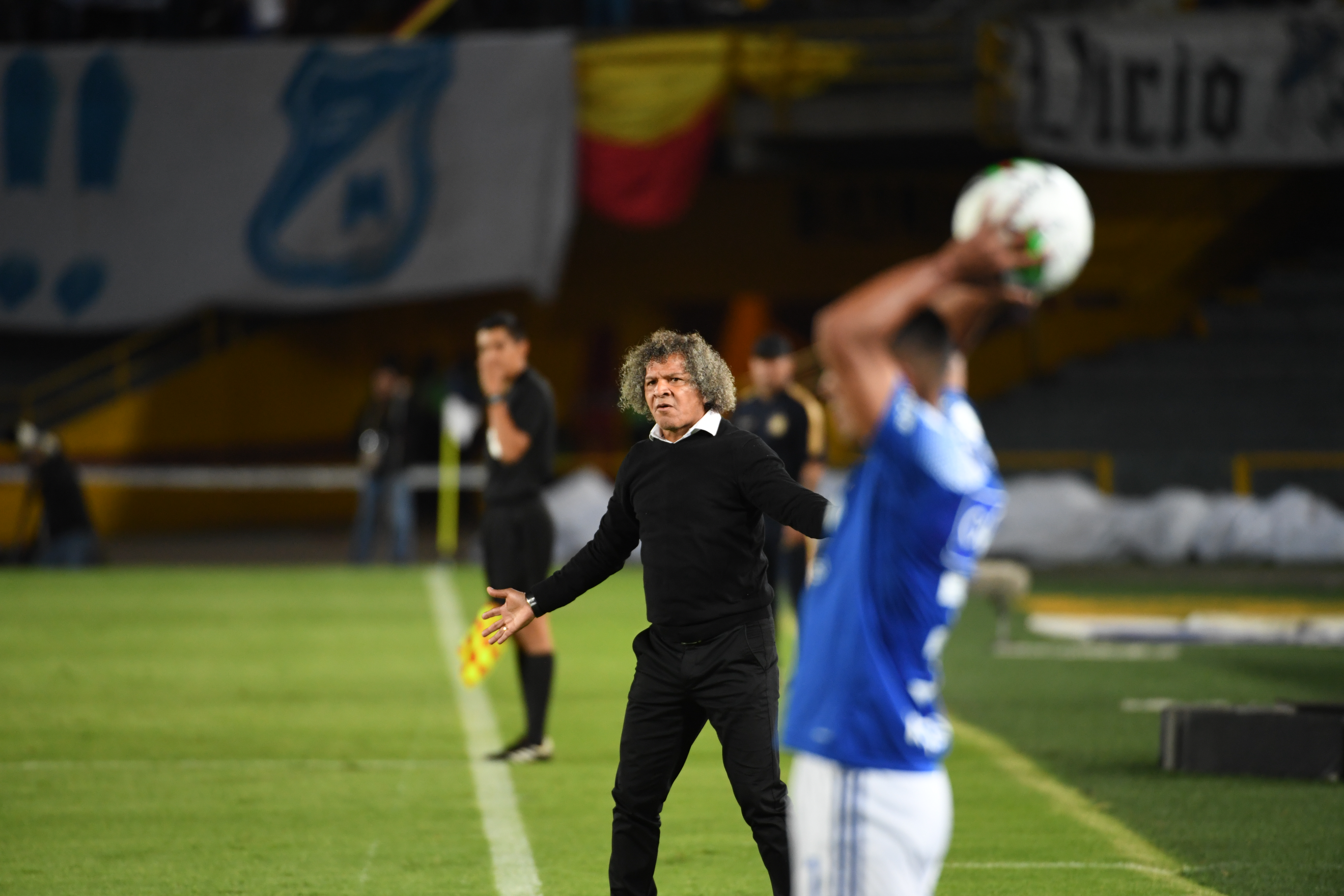 Director técnico de Millonarios durante el partido ante Boyacá Chico en el estadio el Campín de Bogotá