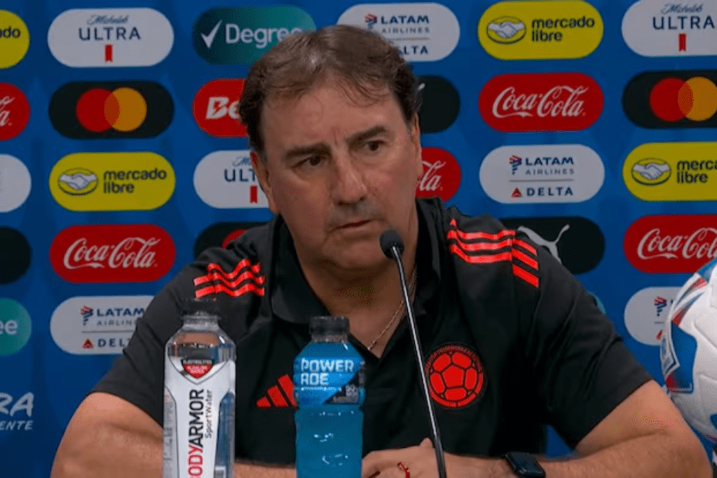 Néstor Lorenzo, director técnico de Colombia, en una rueda de prensa antes del partido ante Costa Rica por la Copa América 2024.