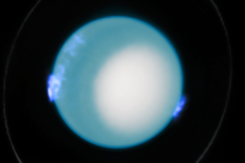 Esta imagen de las auroras de Urano fue tomada por el telescopio espacial Hubble de la NASA ESA el 10 de octubre de 2022.