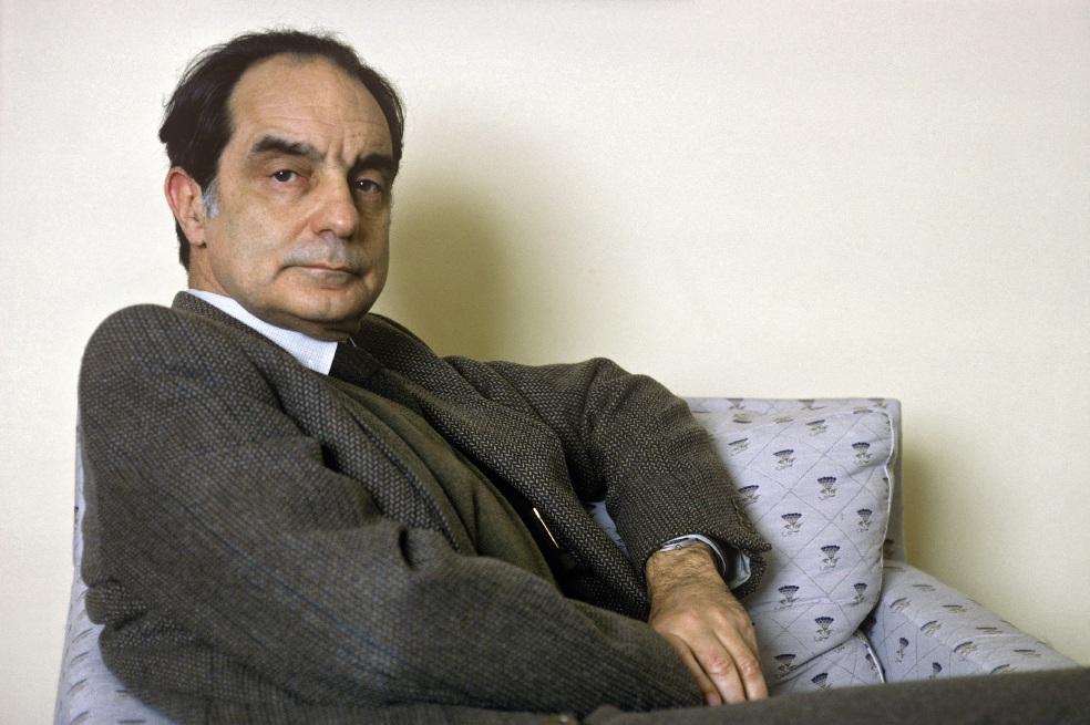 Italo Calvino, autor de “El barón rampante” y “El caballero inexistente”, entre otras novelas. / AFP