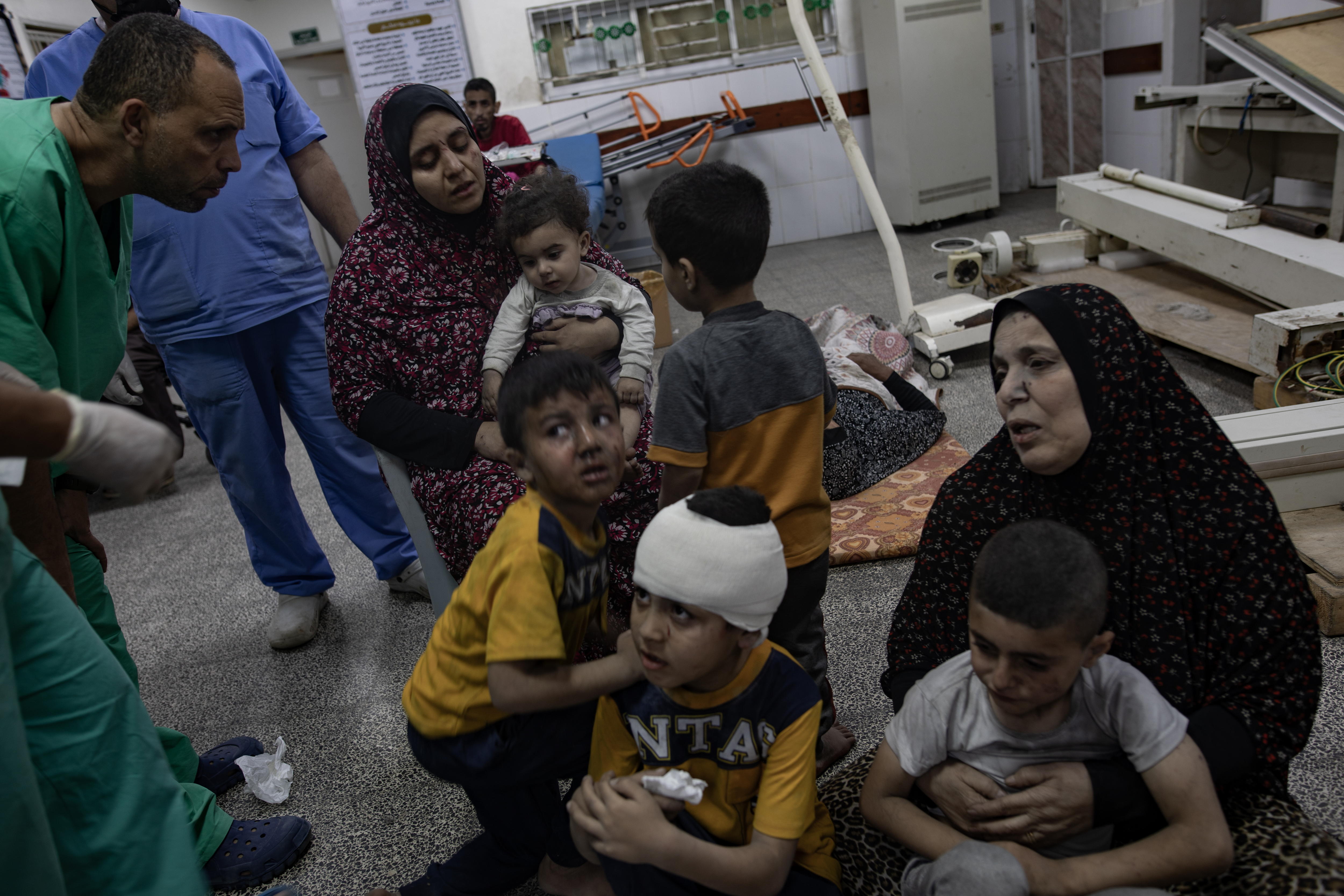 Rafah (---), 25/04/2024.- Children and women wait to receive treatment at Al-Najjar Hospital following an Israeli airstrike that hit their home in southern Gaza in Rafah, southern Gaza Strip, 25 April 2024. EFE/EPA/HAITHAM IMAD