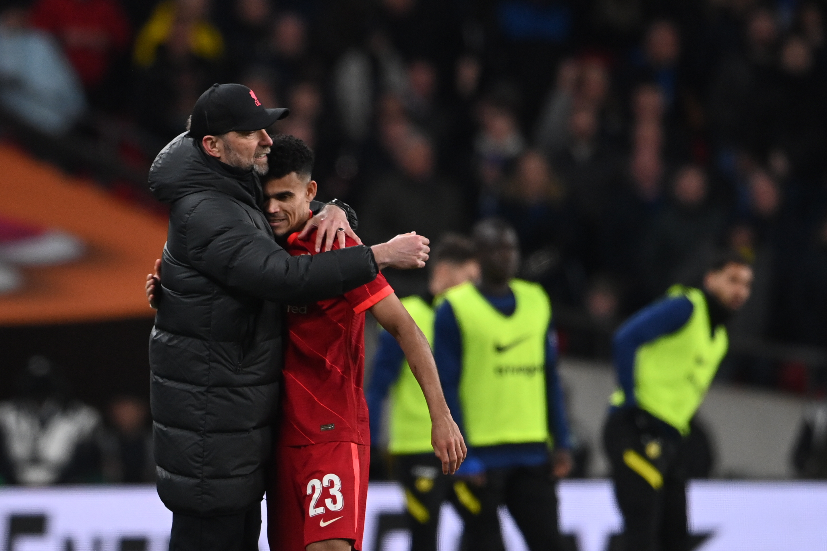 London (United Kingdom), 27/02/2022.- Liverpool's manager Juergen Klopp (L) hugs Luis Diaz (R) during the English Carabao Cup final match between Chelsea FC and Liverpool FC at the Wembley stadium in London, Britain, 27 February 2022. (Reino Unido, Londres) EFE/EPA/ANDY RAIN EDITORIAL USE ONLY. No use with unauthorized audio, video, data, fixture lists, club/league logos or 'live' services. Online in-match use limited to 120 images, no video emulation. No use in betting, games or single club/league/player publications