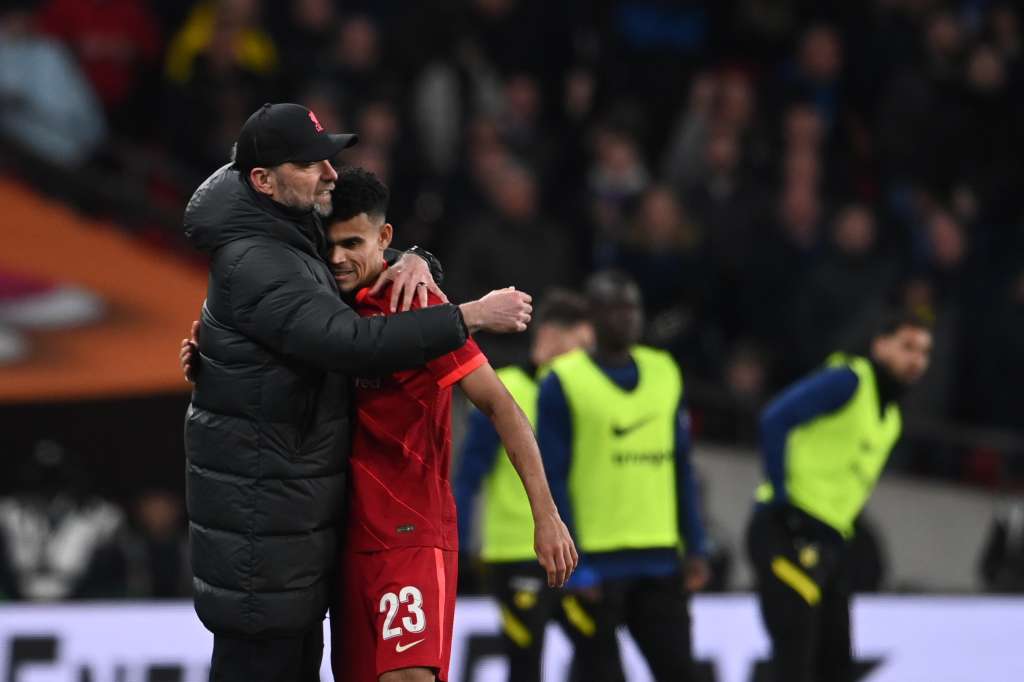 London (United Kingdom), 27/02/2022.- Liverpool's manager Juergen Klopp (L) hugs Luis Diaz (R) during the English Carabao Cup final match between Chelsea FC and Liverpool FC at the Wembley stadium in London, Britain, 27 February 2022. (Reino Unido, Londres) EFE/EPA/ANDY RAIN EDITORIAL USE ONLY. No use with unauthorized audio, video, data, fixture lists, club/league logos or 'live' services. Online in-match use limited to 120 images, no video emulation. No use in betting, games or single club/league/player publications