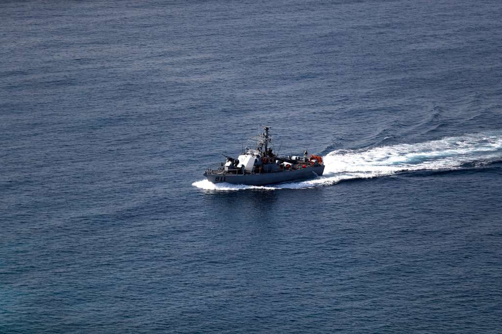 Rosh Hanikra (Israel), 27/10/2022.- An Israeli navy vessel patrols at Mediterranean Sea next to Rosh Hanikra, near Haifa at the border Israel-Lebanon, 27 October 2022. The Israeli government on 27 October approved the agreement on a maritime boundary between Israel and Lebanon. Prime Minister Yair Lapid is expected to hold a signing ceremony alongside the Israeli negotiating team. (Líbano) EFE/EPA/ATEF SAFADI