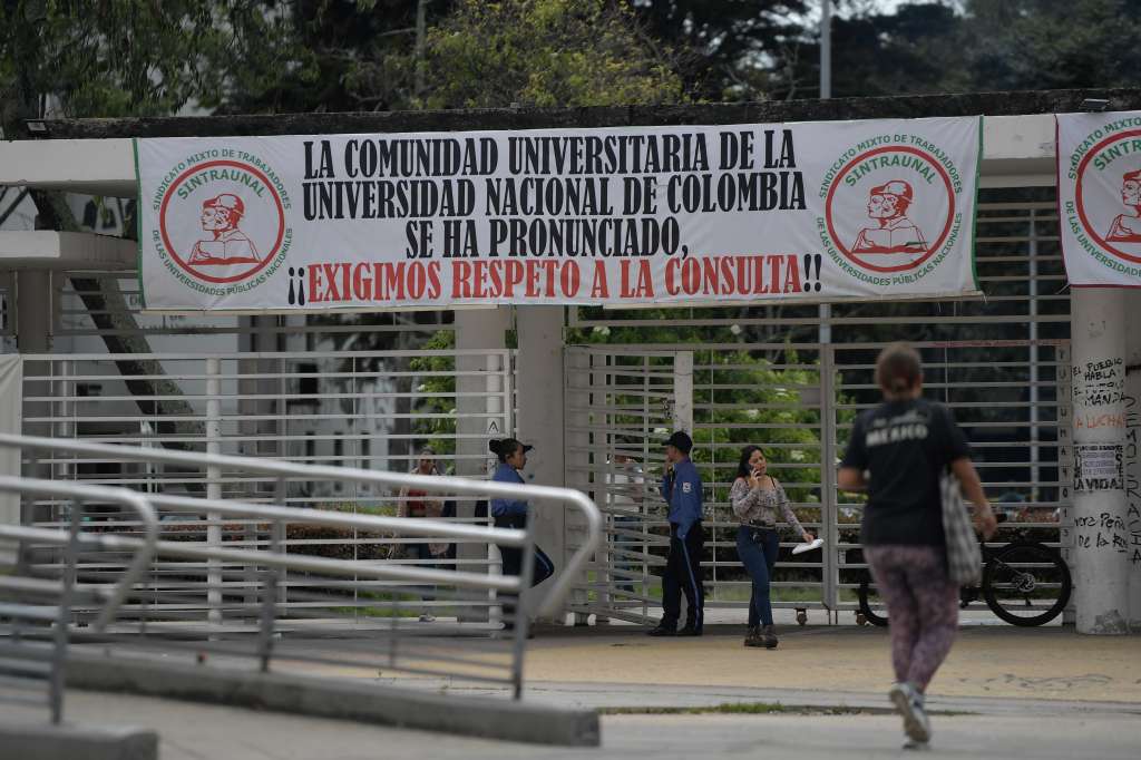 Carteles contra el Rector de la Universidad Nacional
