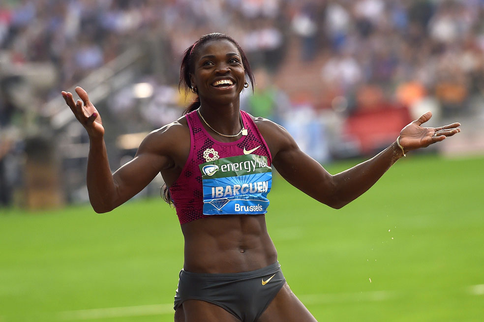 La antioqueña Caterine Ibargüen Mena celebra su triunfo del viernes en Bruselas, sexta y última válida de la Liga de Diamante, de la que se proclamó campeona. / EFE