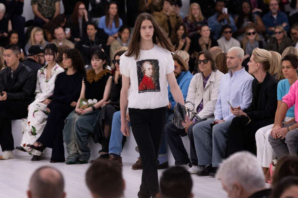 Paris (France), 27/09/2024.- A model presents a creation from the Womenswear Spring/Summer 2025 collection by Loewe during the Paris Fashion Week, in Paris, France, 27 September 2024. The presentation of the Women's Ready-To-Wear collections runs from 23 September to 01 October 2024. (Moda, Francia) EFE/EPA/ANDRE PAIN